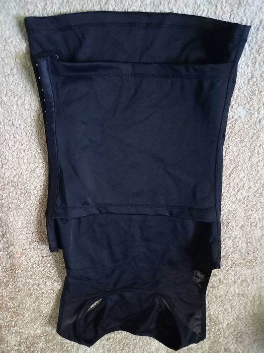 Спортивная майка.спереди утяжка  на крючках.размер S