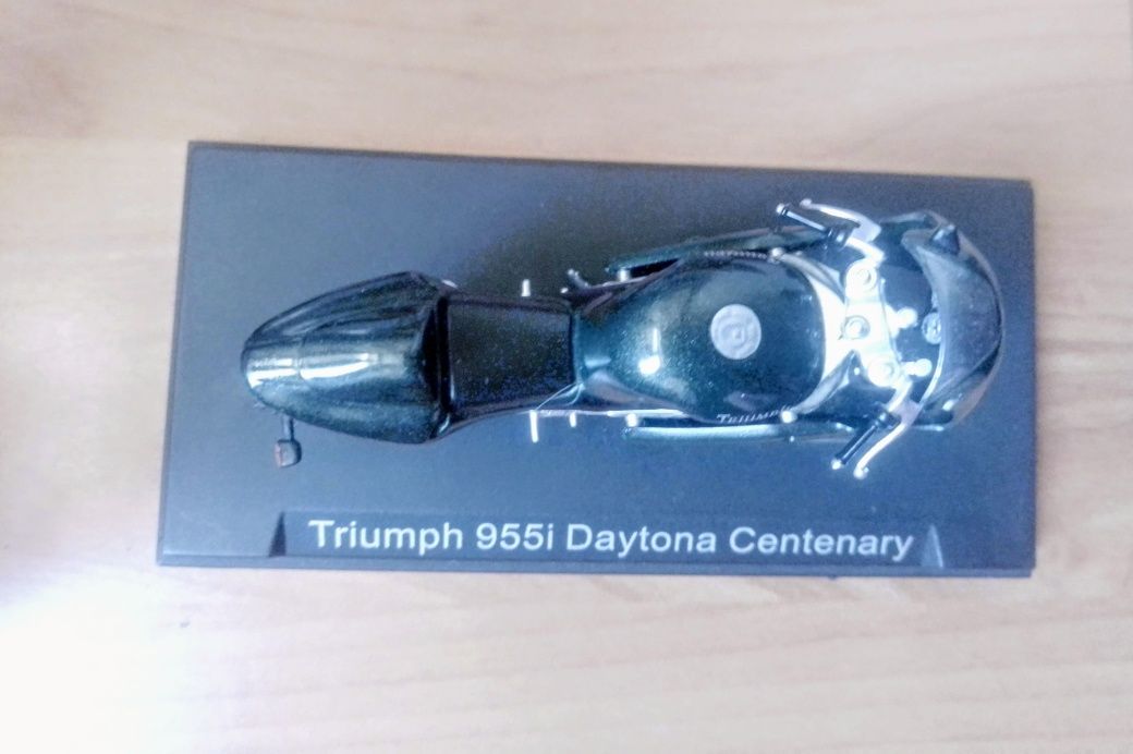 Diecast Triumph 955i Daytona Centenary  1/24 , peças ou recuperação.