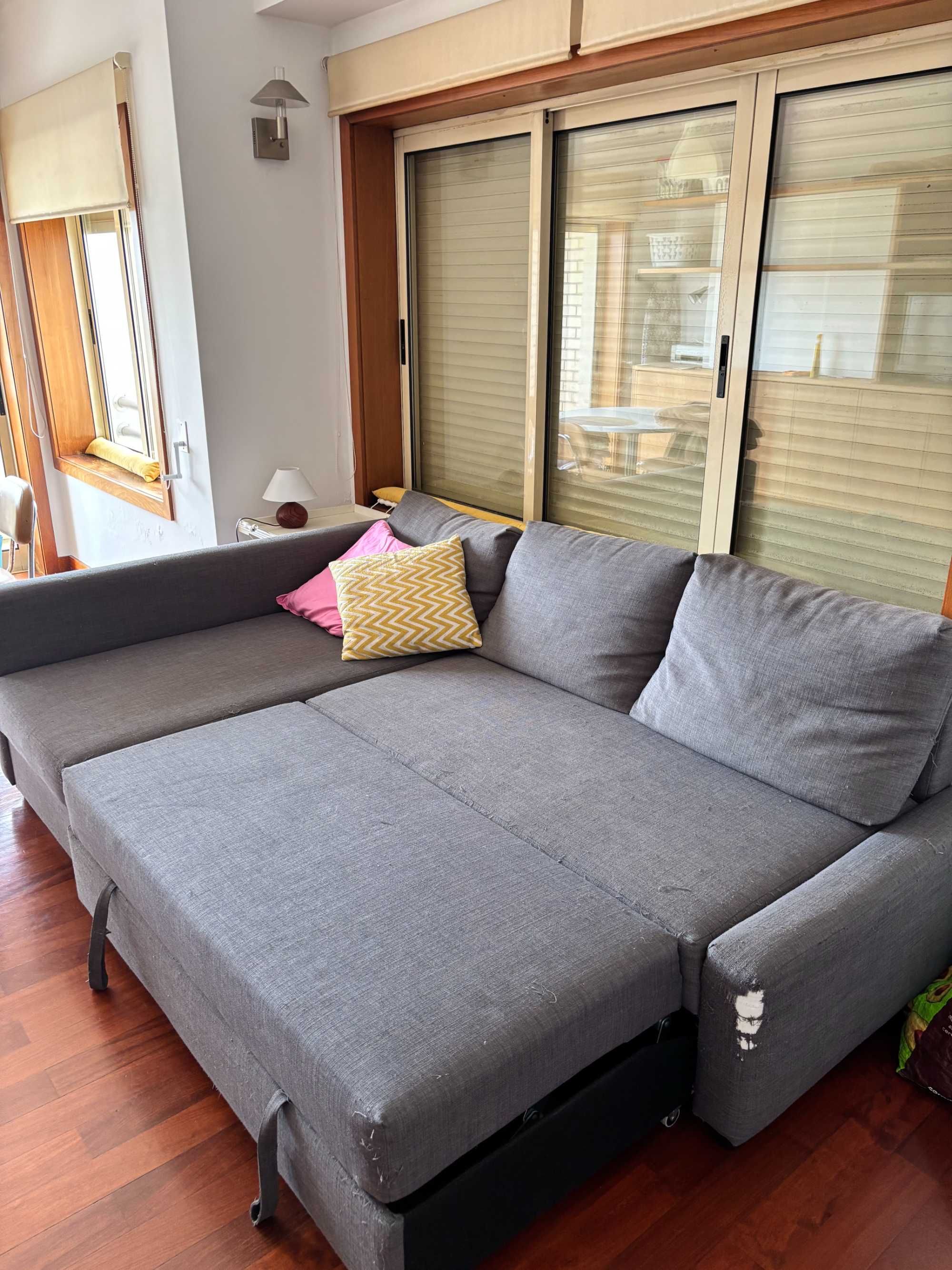 sofá-cama e mesa