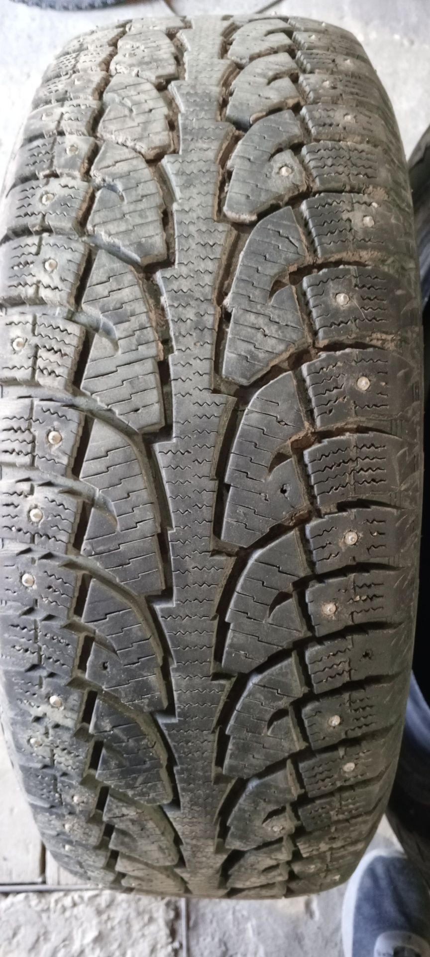 Дуже в хорошому стані зимова на шипах не вбиваема  гума   HANKOOK