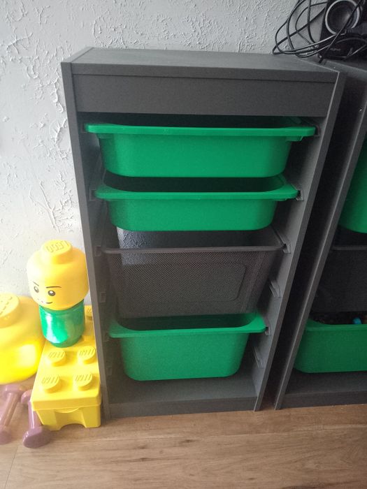 Regał trofast Ikea z pojemnikami