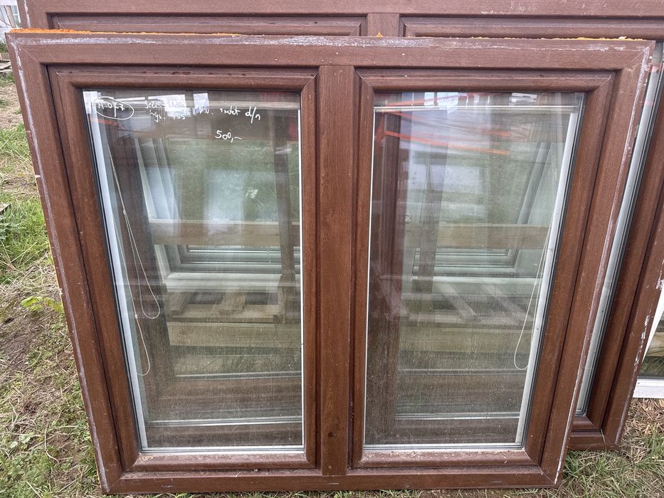 1x okno plastikowe 148x135 orzech biale z roleta wewnetrzna (dostawa)