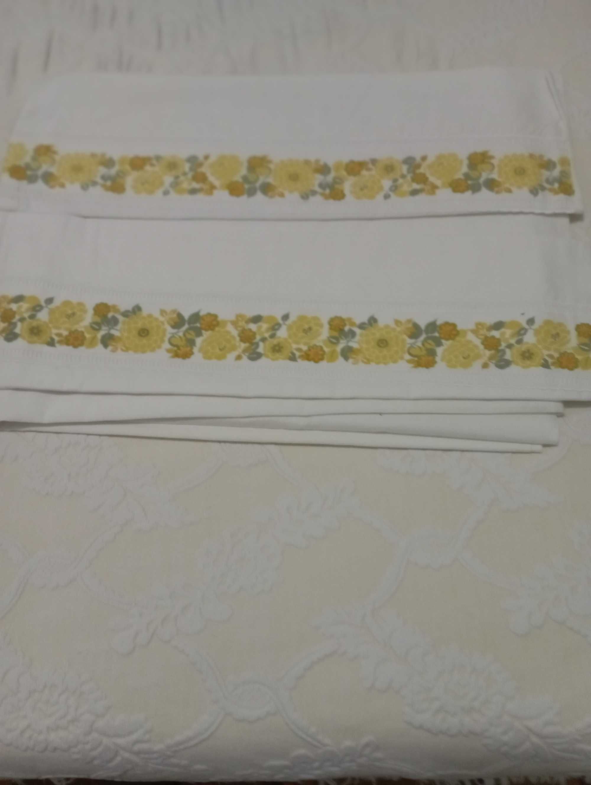 Lençol com duas almofadas