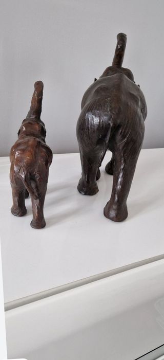 Dekoracja Słonie skórzane .