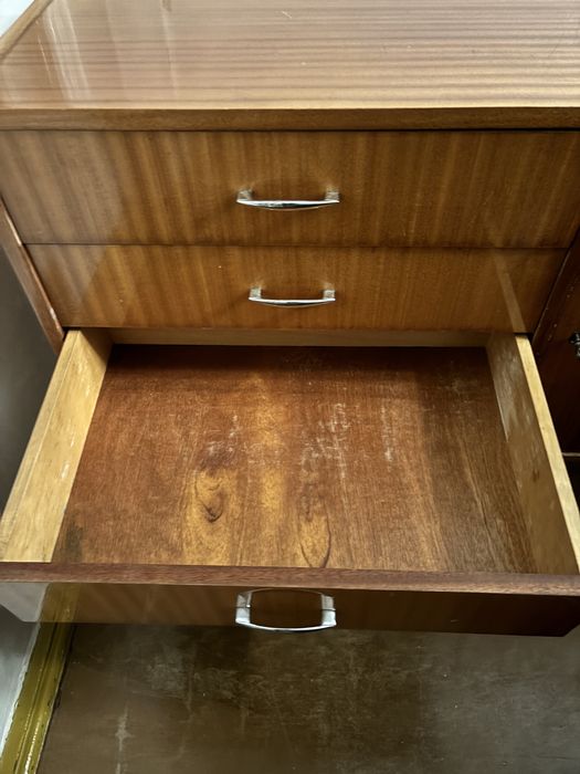 Kredens stołowy PRL Violetta – mahoń, wysoki połysk, lata 70.