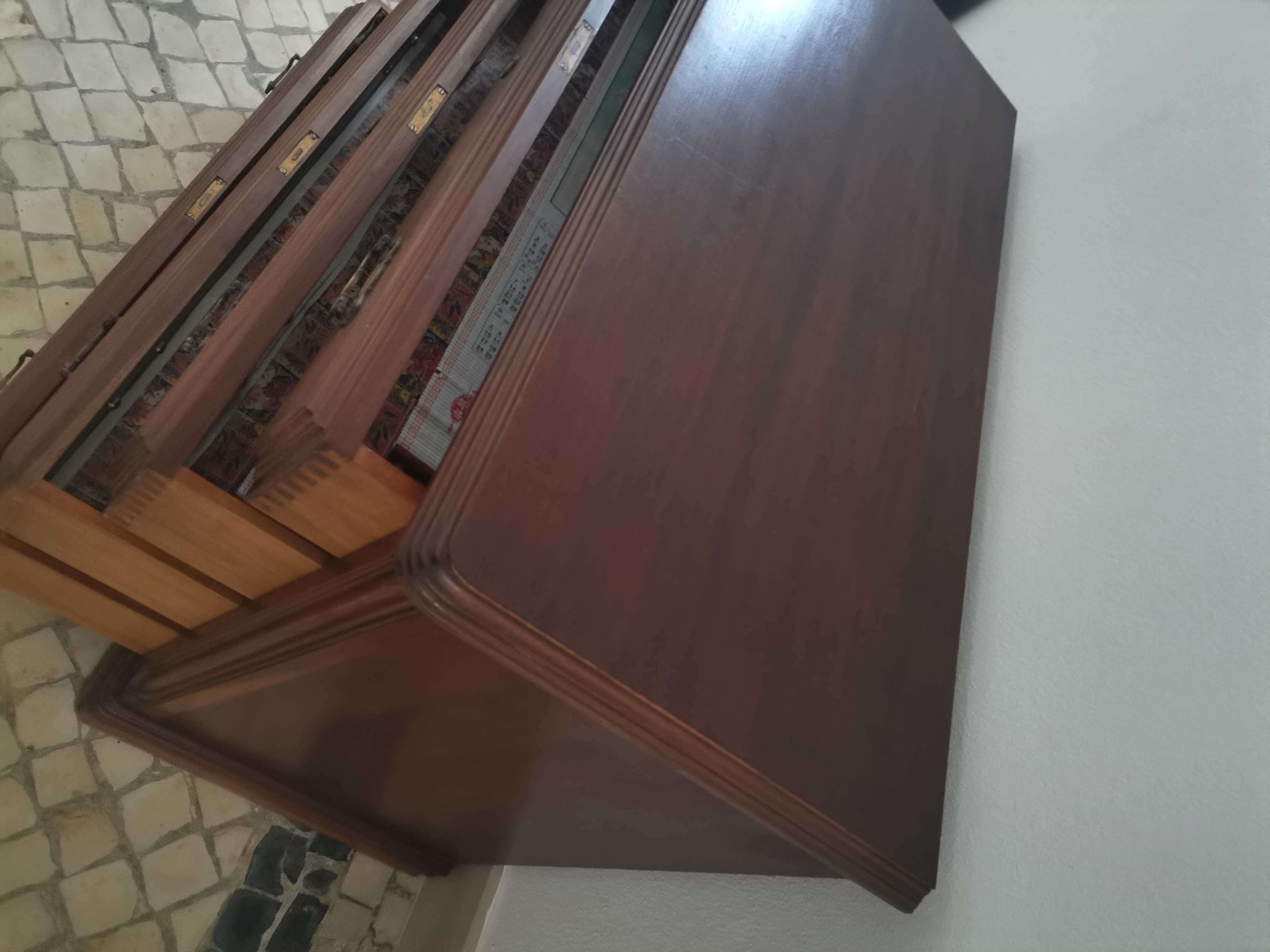 Cómoda antiga madeira castanho escuro