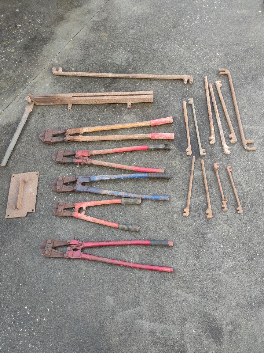 Tesouras de cortar ferro e chaves de dobrar ferro