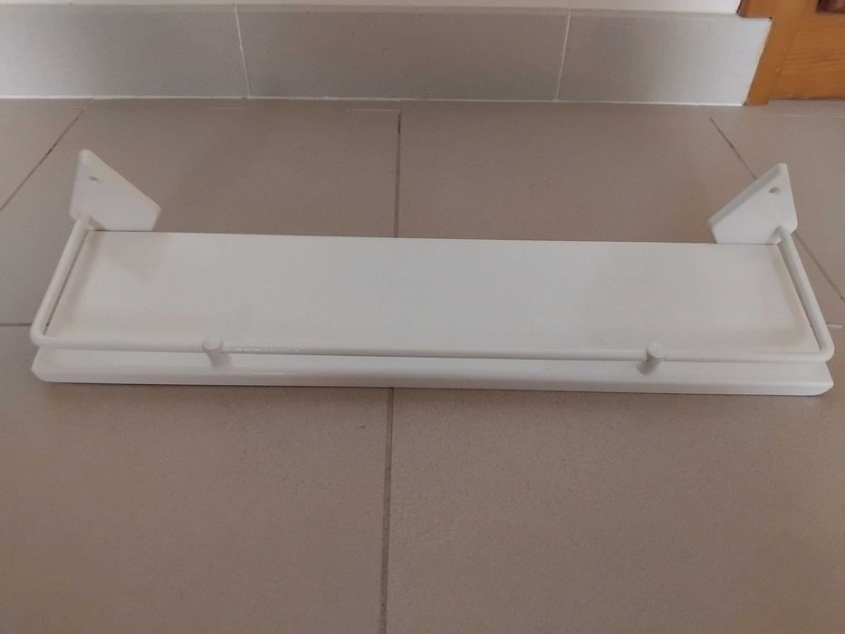 Prateleira metálica em branco