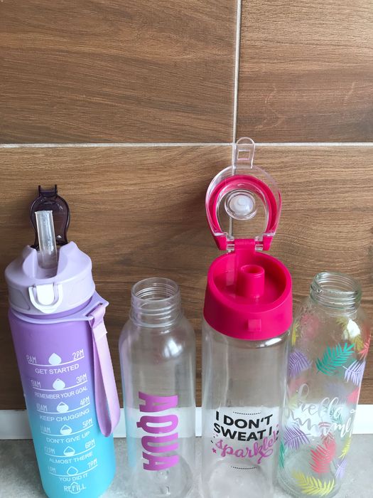 Butelka na wodę, plastik i szkło