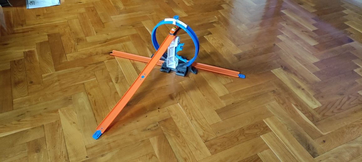 Pętla hot wheels track builder.