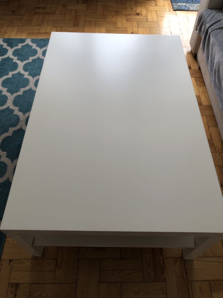 Biały stolik kawowy Ikea
