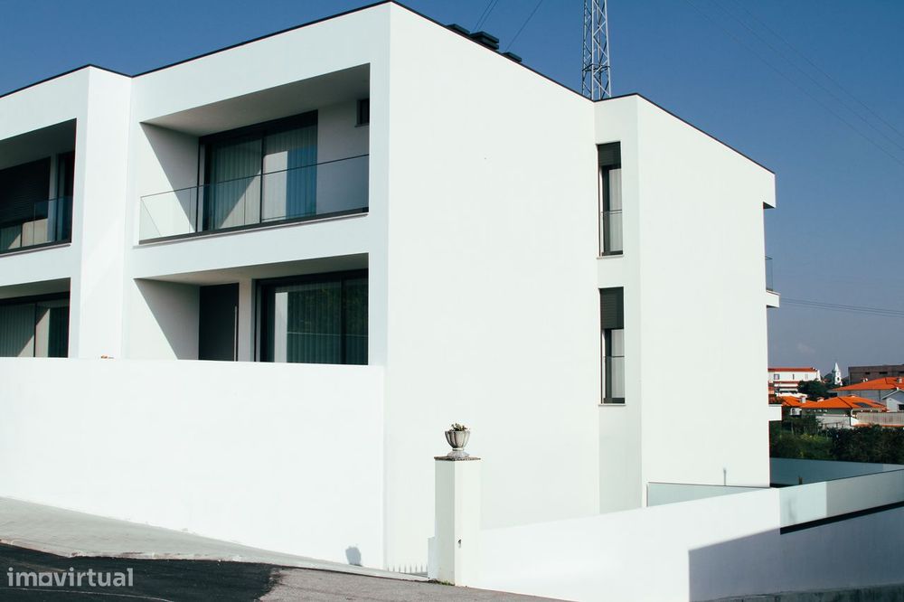 Moradia T3 Geminada de Luxo com Piscina — Concluída em 2025