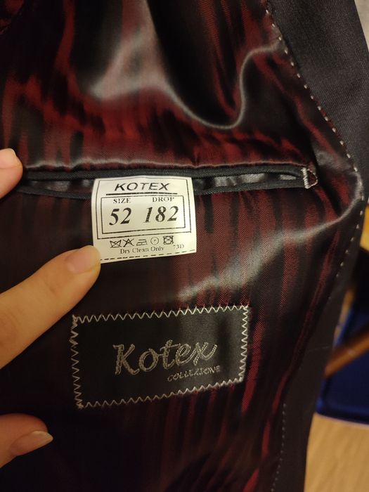 Czarny garnitur dla wysokiego i szczupłego mężczyzny