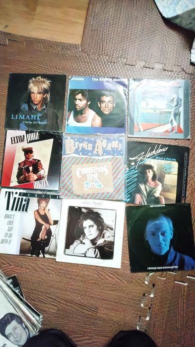 Lote 28 singles discos muito bom estado 
Something 

Creedence clearwa