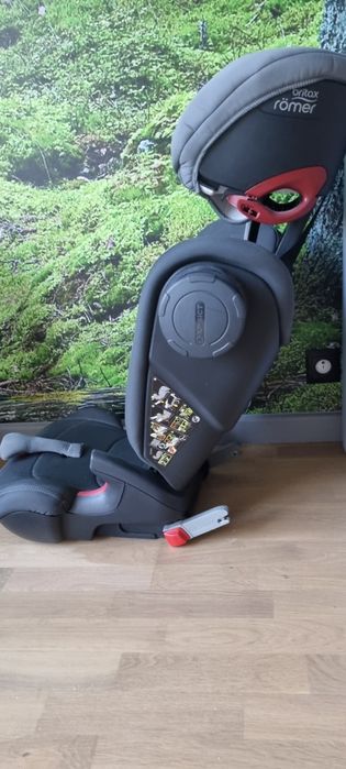 Fotelik Britax Romer Kidfix III S 15-36 kg
 
Przymocowany pasami bezpi