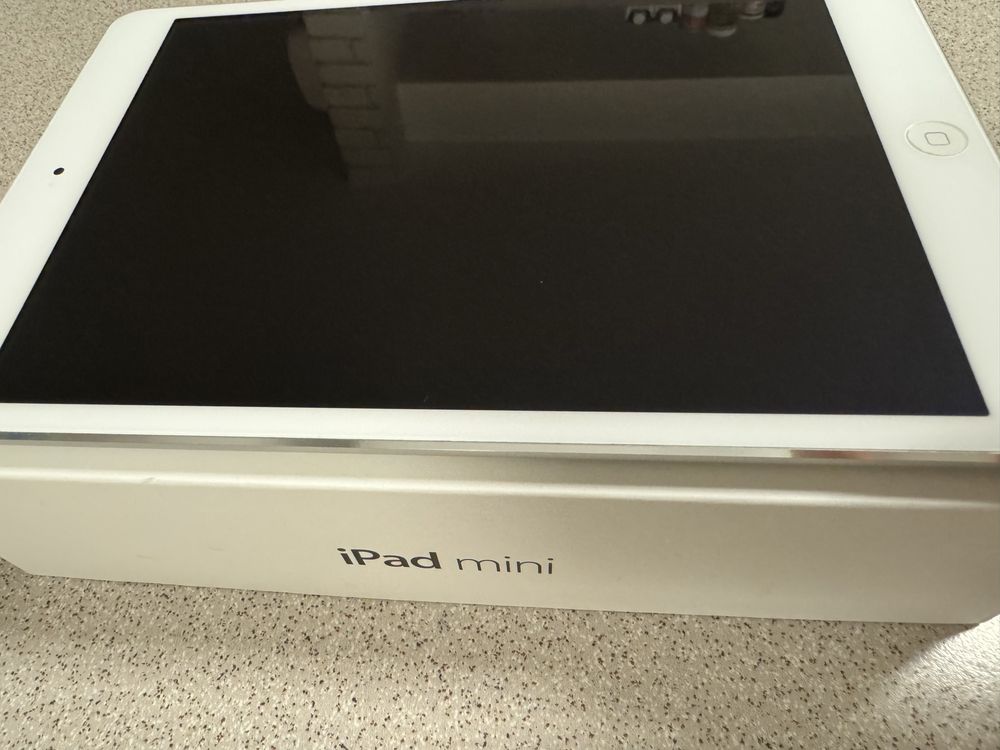 iPad mini WiFi Cellular 16 GB srebrny (Silver)