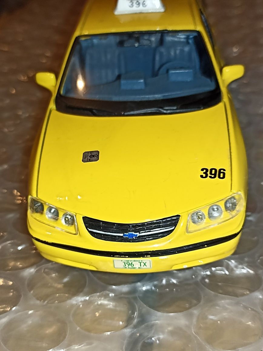 Model Chevrolet Impala 2000 Yellow Taxi Majsto 1:24