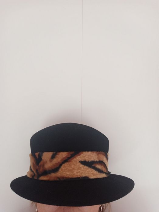 Czarny kapelusz z motywem tygrysim