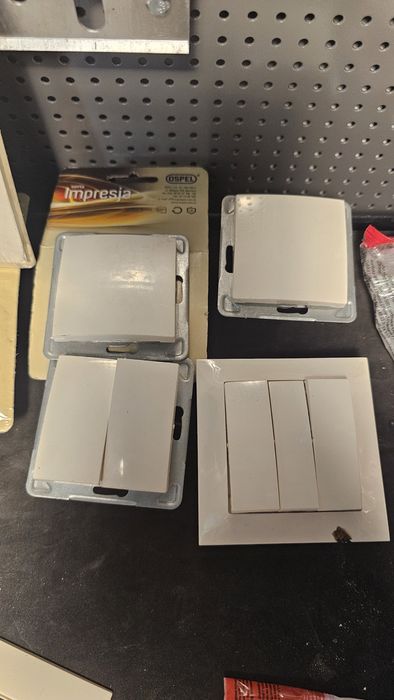 Zestaw gniazdek, ramek, włączników nadstany po remoncie. Kremowe Ospel