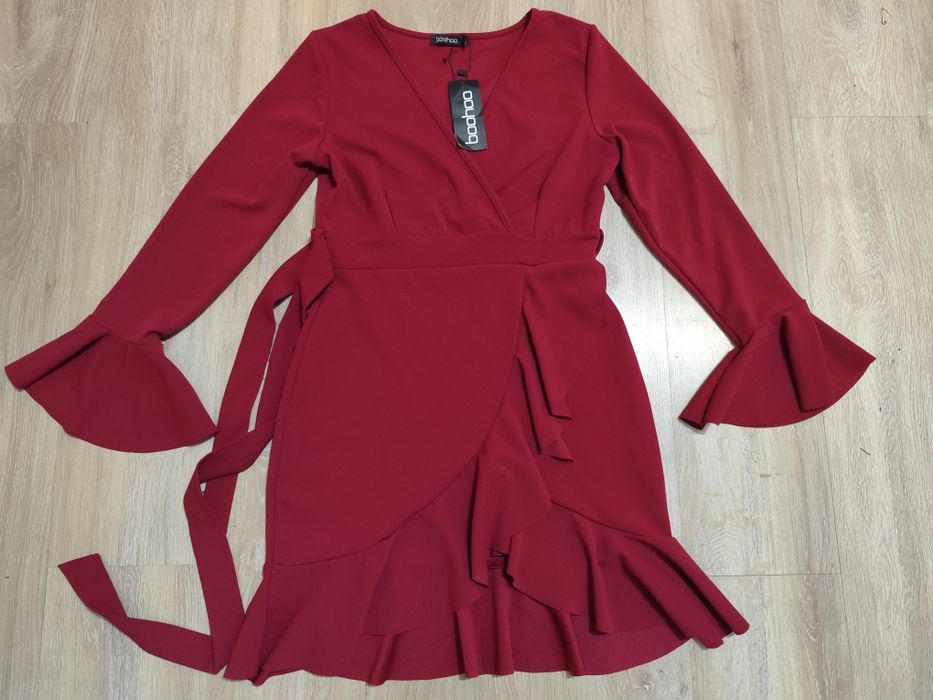 Elegancka sukienka falbanki święta Boohoo 38