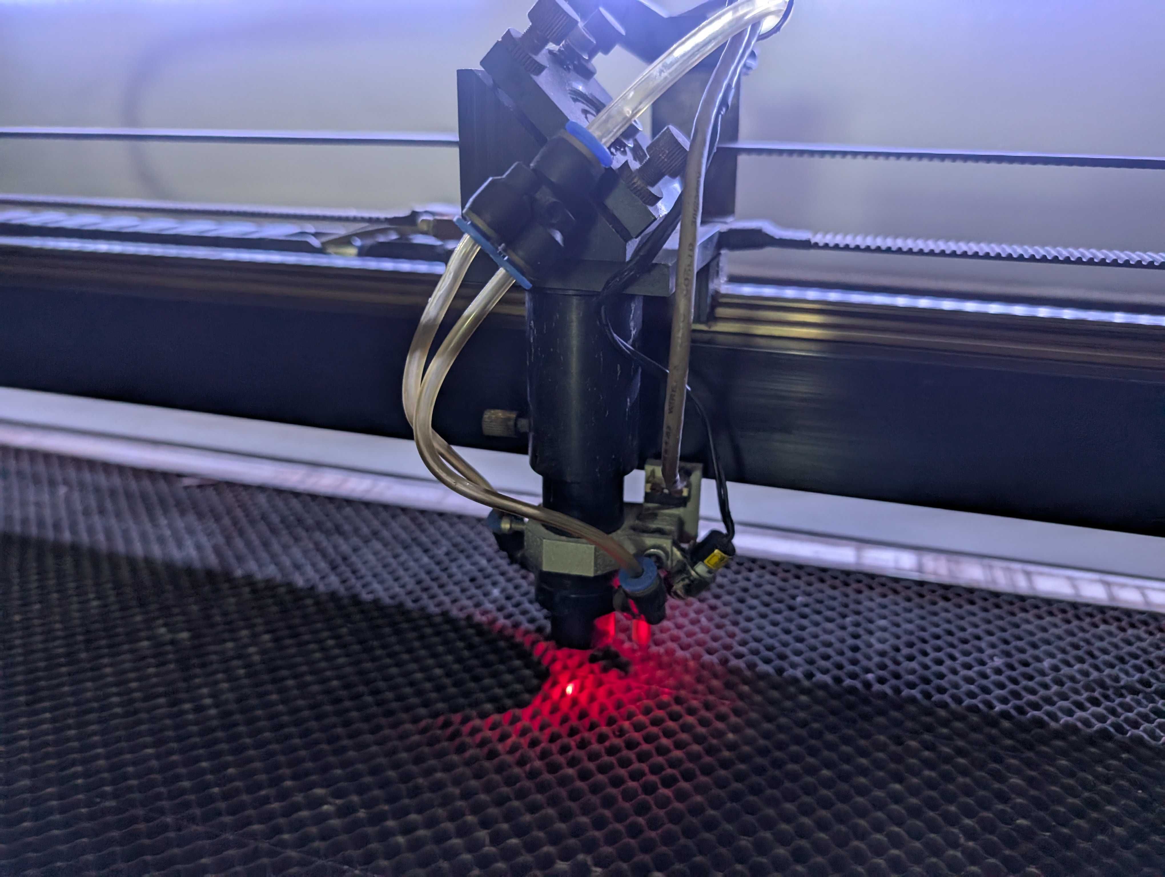 Máquina a Laser - corte e gravação, 130 x 90 cm