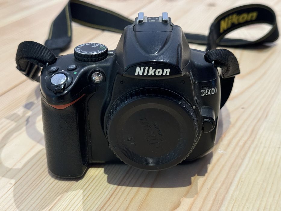 Nikon D5000 camera + DX Nikkor 18-140mm 3.5-5.6 lente