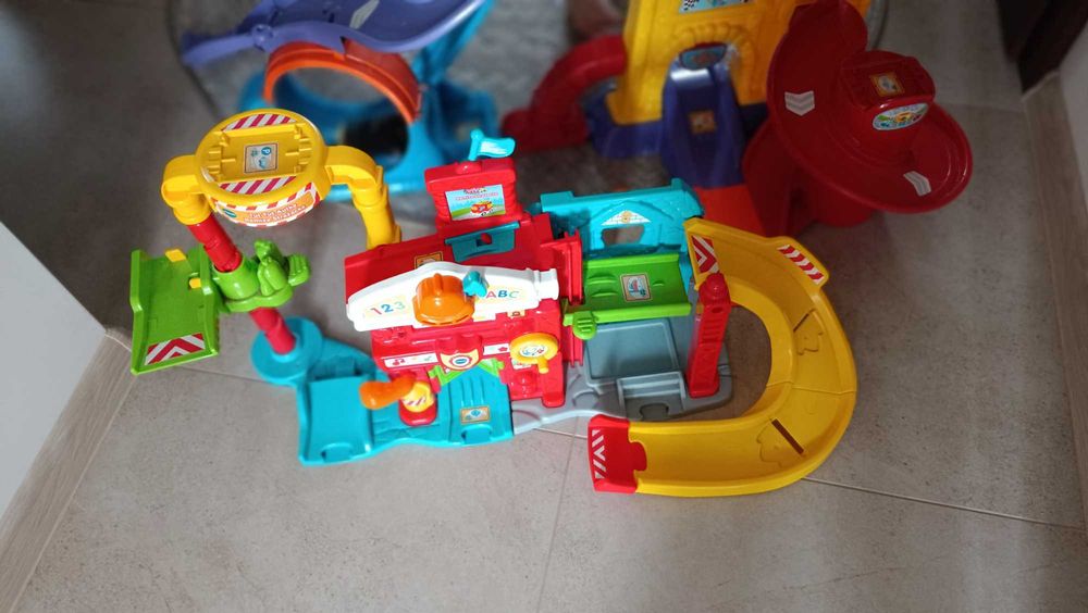 Zestaw tor wyścigowy pętla i remiza strażacka Vtech tut tut autka