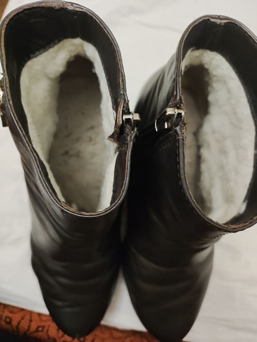 Продам шкіряні жіночі зимові черевички (ботинки) 39 розміру