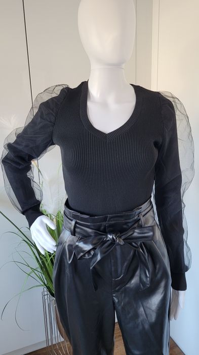 Sweter damski prążkowany z bufiastymi tiulowymi rękawami Mohito M