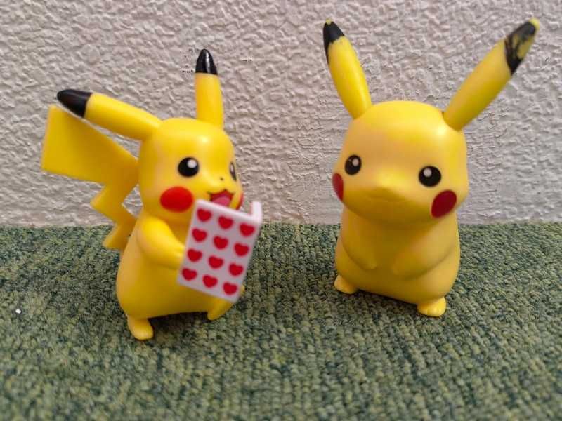 Figura Pikachu Pokémon a segurar livro Oferta do Pikachu Macdonalds