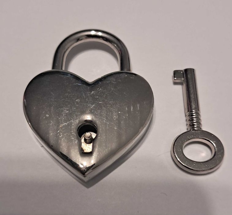 Mała kłódka serduszko - do walizki, kosmetyczki itp.