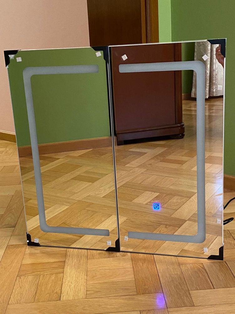 Szafka łazienkowa z lustrem i oświetleniem LED 65x65x13 cm