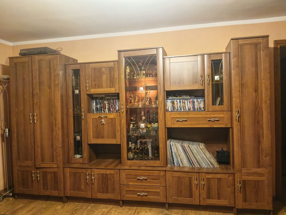 Meblościanka  z szafą, barkiem oraz podświetlaną gablotką