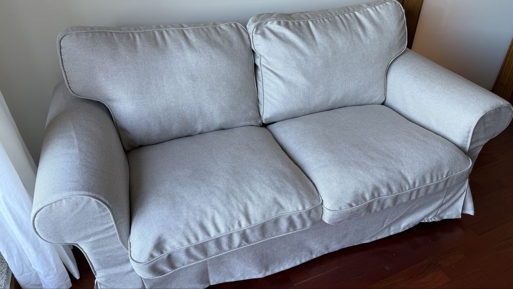 sofa de 2 lugares cinza