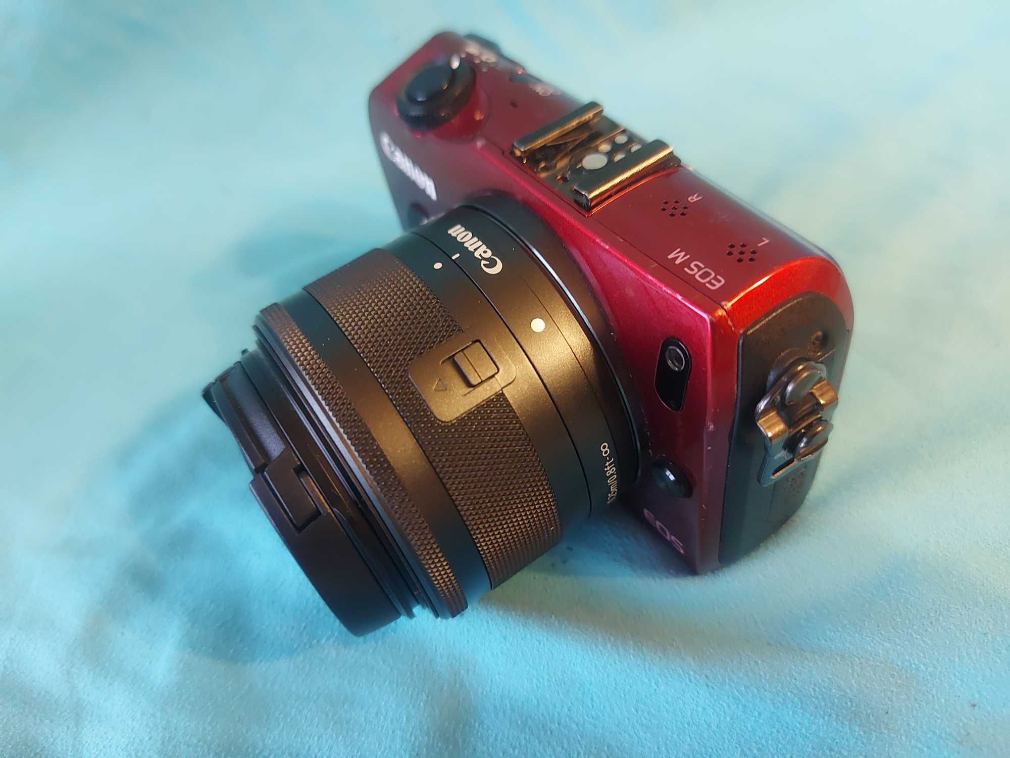 Bordowy Canon EOS M z obiektywem 15-45. Zakochasz się w nim.