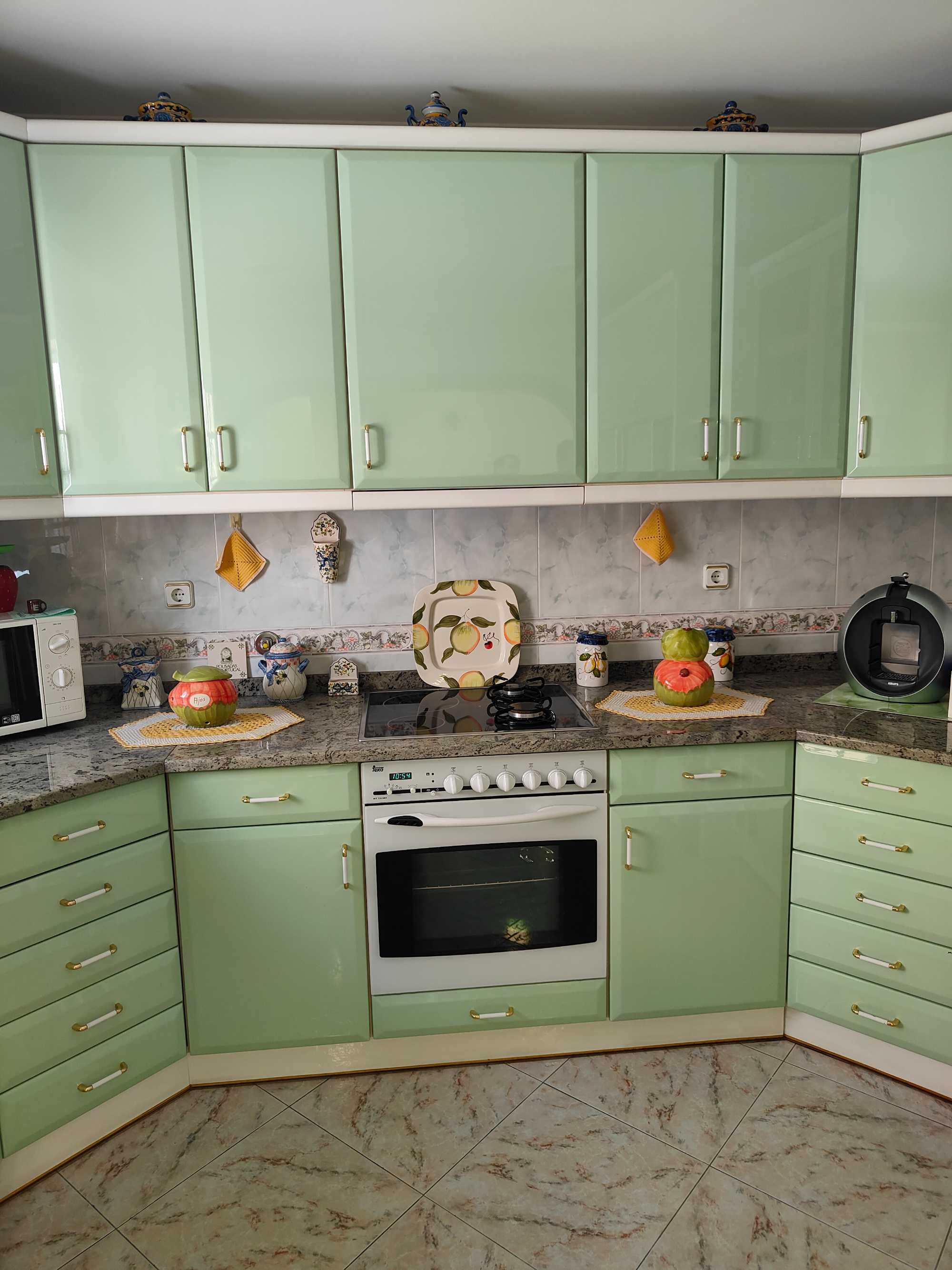Cozinha como nova com ou sem placa e forno.