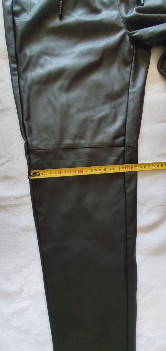 Świetne czarne spodnie z eko skóry 36 Amisu