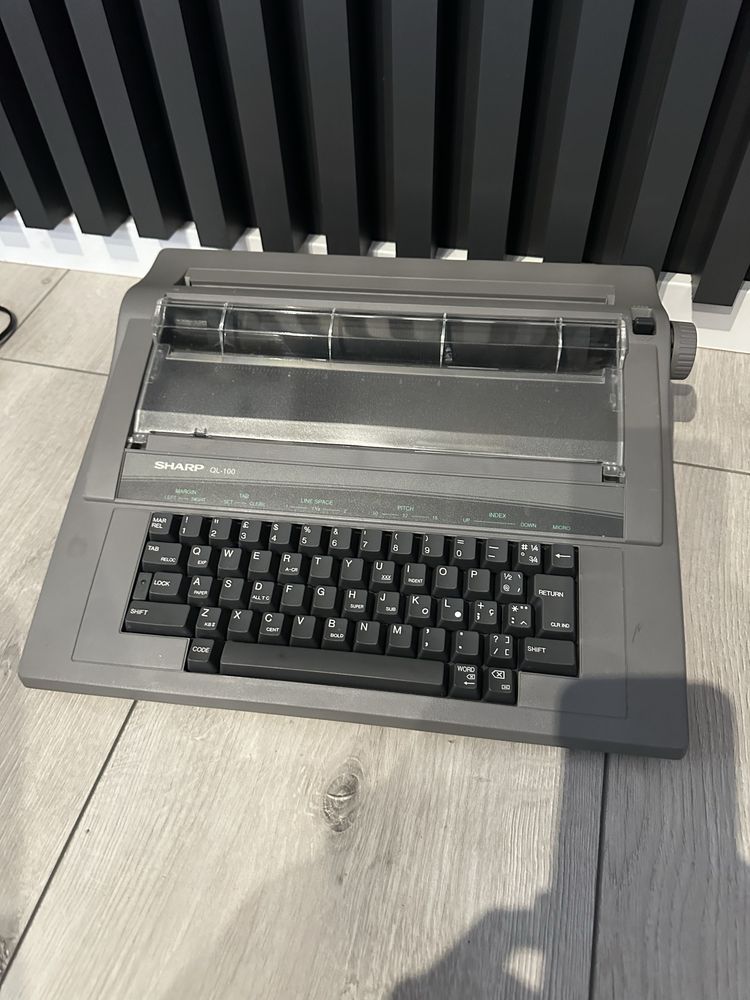Stara maszyna do pisania Sharp QL-100