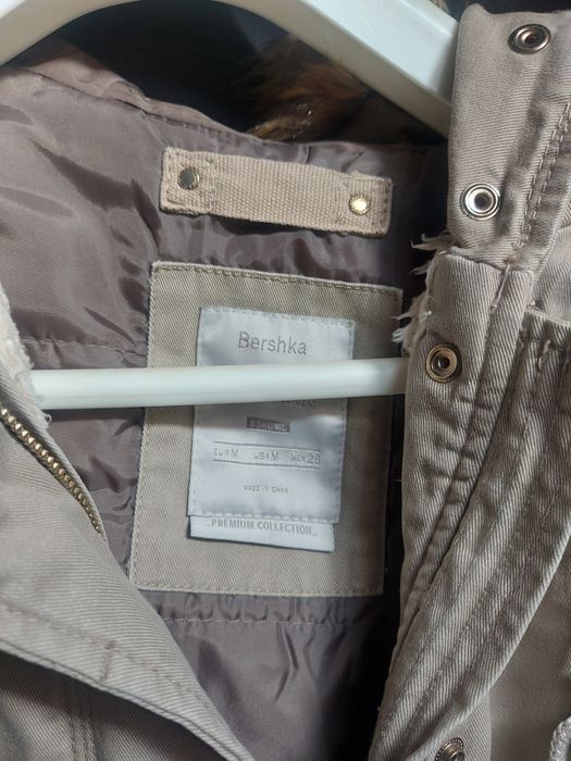 Parka beje BERSHKA