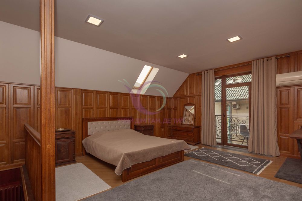 Здається в оренду будинок на 3 поверхи по вул. Достоєвського