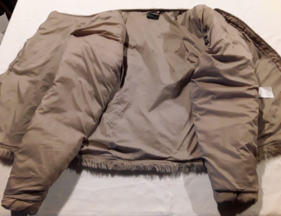 Jaqueta acolchoada bege com pelo sintético Stile Benetton, tamanho 44
