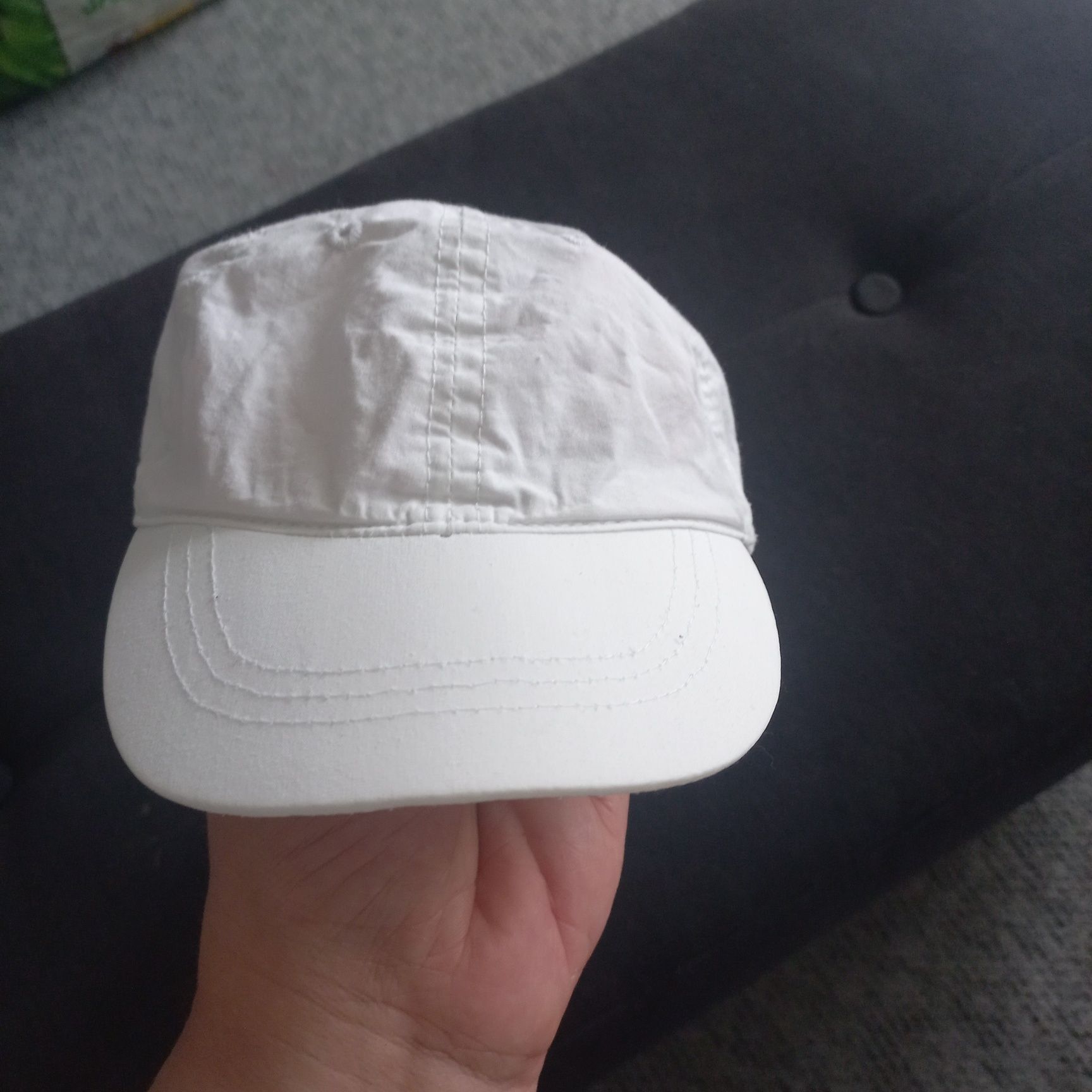 Biała czapeczka z daszkiem z ochroną karku rozm.80 H&M