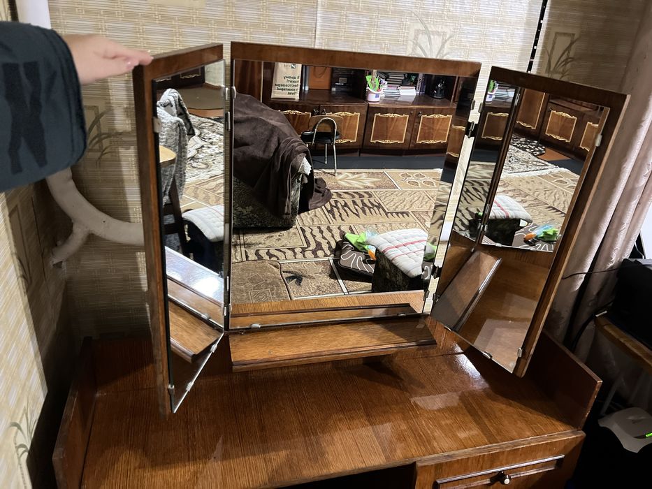 Деревʼяне трюмо з дзеркалом, триляж