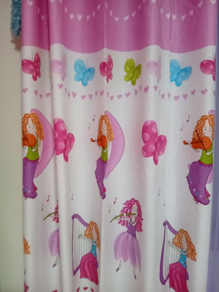 Vendo edredão almofadas, cortinas quarto e candieiro de teto.  menina