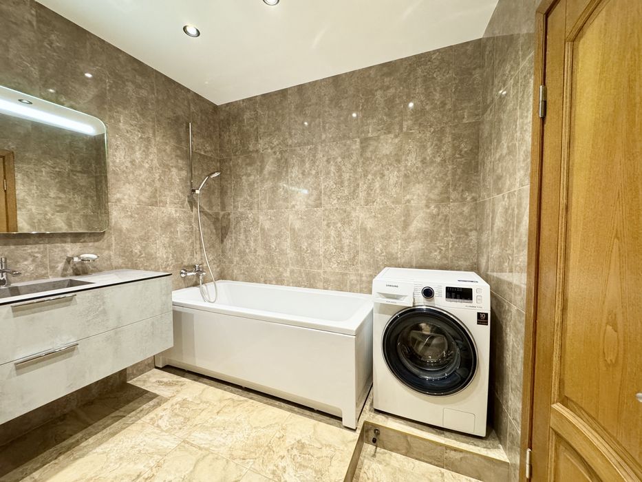 Продаж квартири 3-х кімн 118 м2 на Ливарна 9