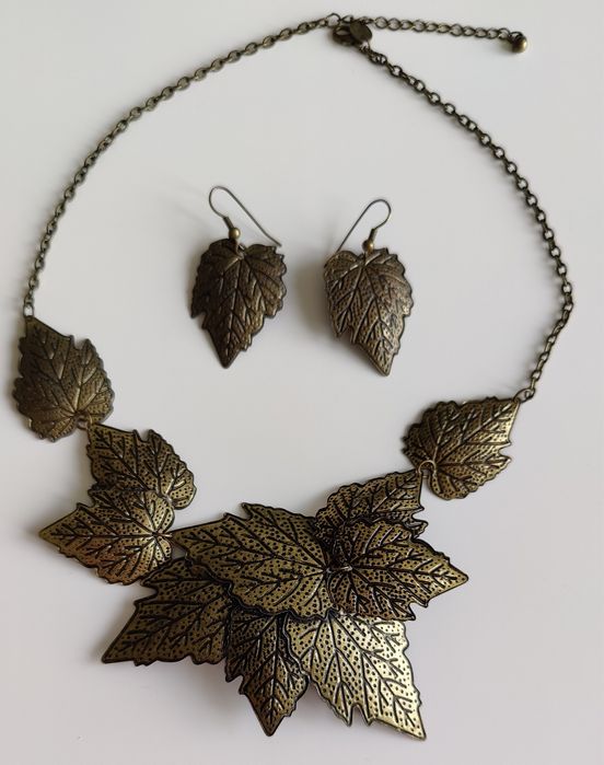 Komplet biżuterii sztucznej, naszyjnik i kolczyki w kształcie liści