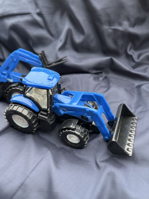 Dwa traktory siku new holland
