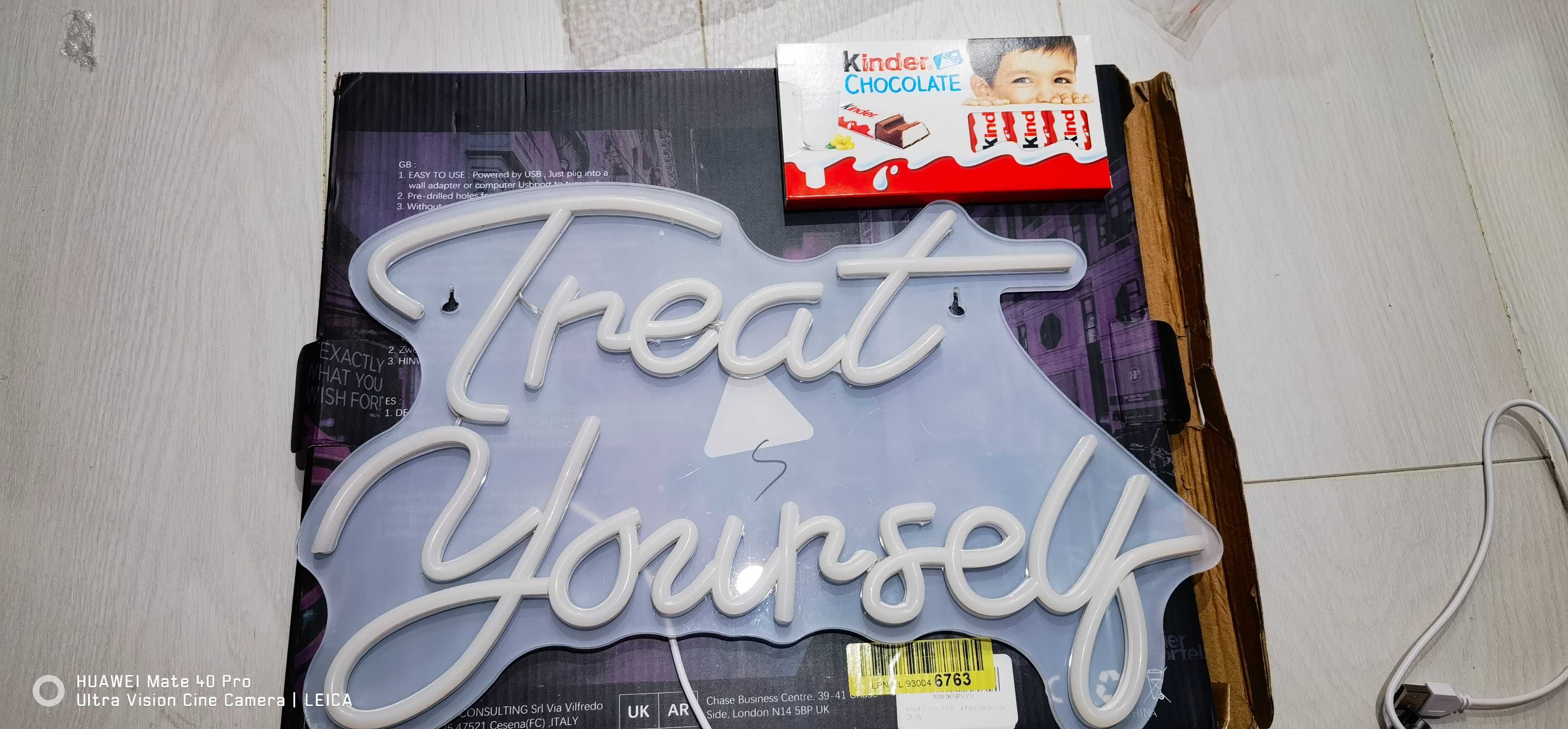 Neonowy znak świetlny LED, lampka nocna "Treat Yourself"