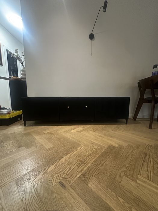 Szafka rtv z hartowaną szybą 180 cm