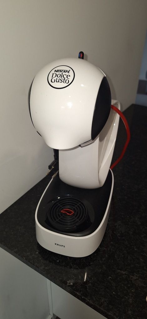 Cafeteira branca semi nova usada poucas vezes